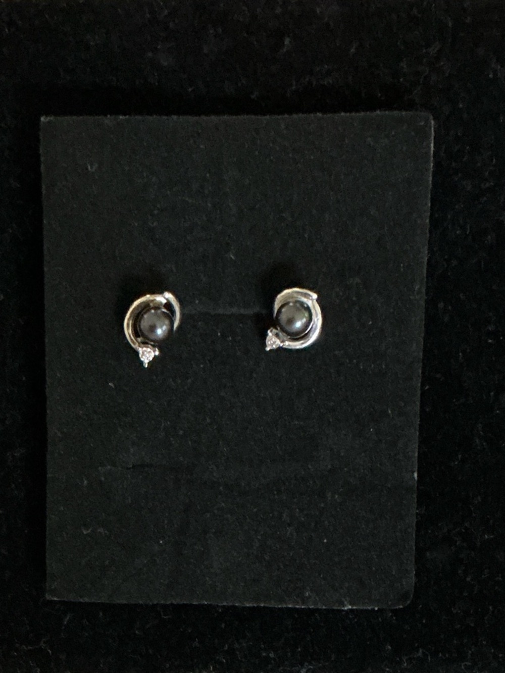 Elegant pearl and diamond stud earrings set in white gold.